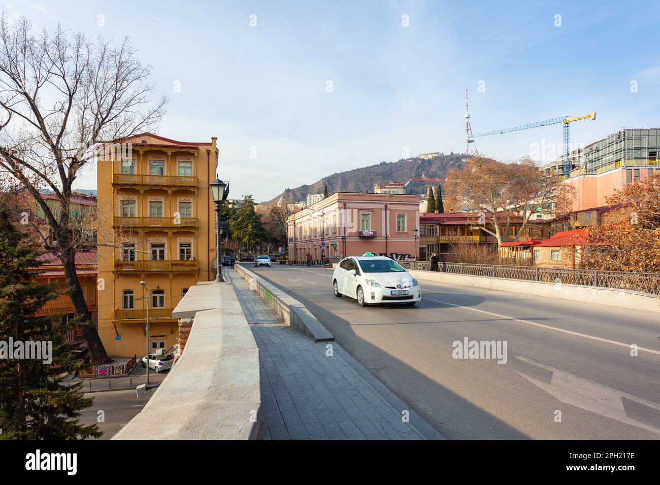 Tiflis, Georgien - 18. Februar 2023: Architektur des alten Tiflis. Trockene Brücke. Reisen Stockfoto