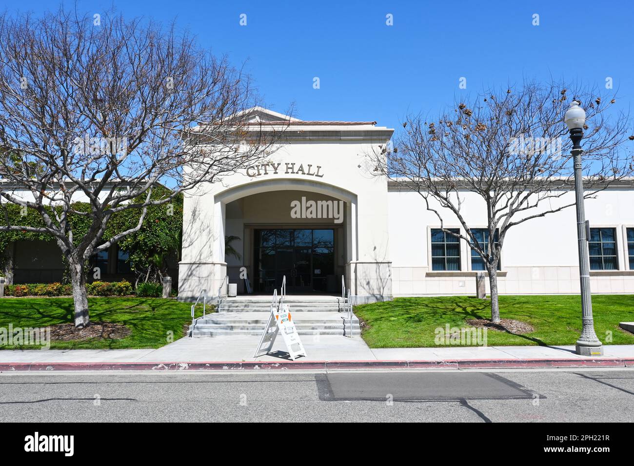 BUENA PARK, KALIFORNIEN - 24. MÄRZ 2023: Eingang zum Buena Park Rathaus am Pinchot Court. Stockfoto
