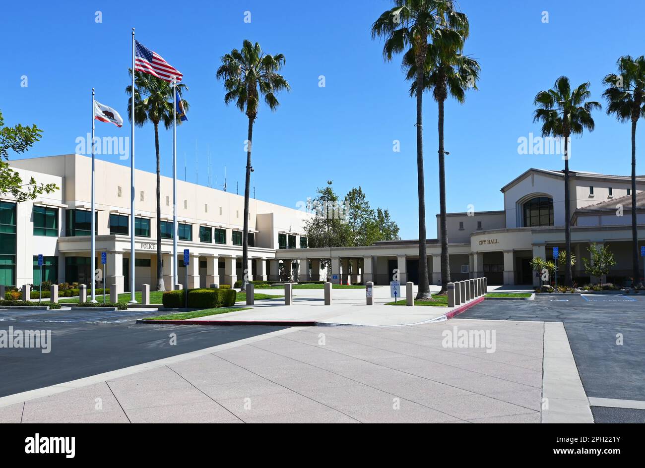 BUENA PARK, KALIFORNIEN - 24. MÄRZ 2023: Buena Park Civic Center mit Rathaus und Polizeigebäuden. Stockfoto