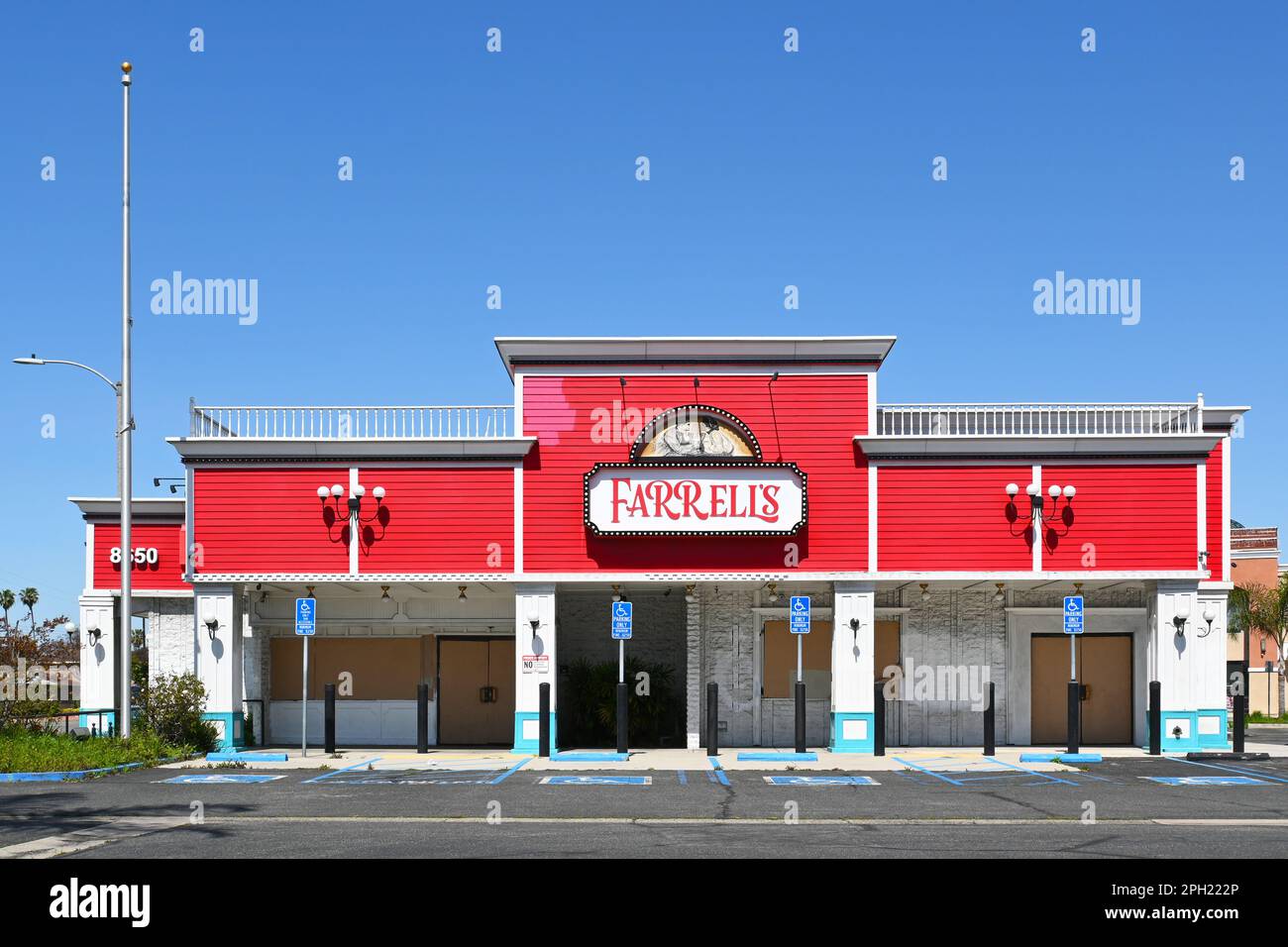 BUENA PARK, KALIFORNIEN - 24. MÄRZ 2023: Farrells Restaurant und Ice Cream Parlour, eines der letzten verbleibenden Gebäude der jetzt nicht mehr funktionierenden Kette. Stockfoto
