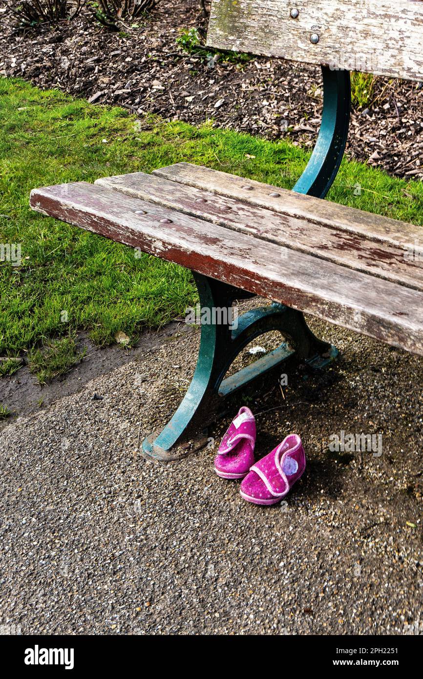 Verlorene Kinderschuhe, in einem Stadtpark, verlassenes Konzept Stockfoto