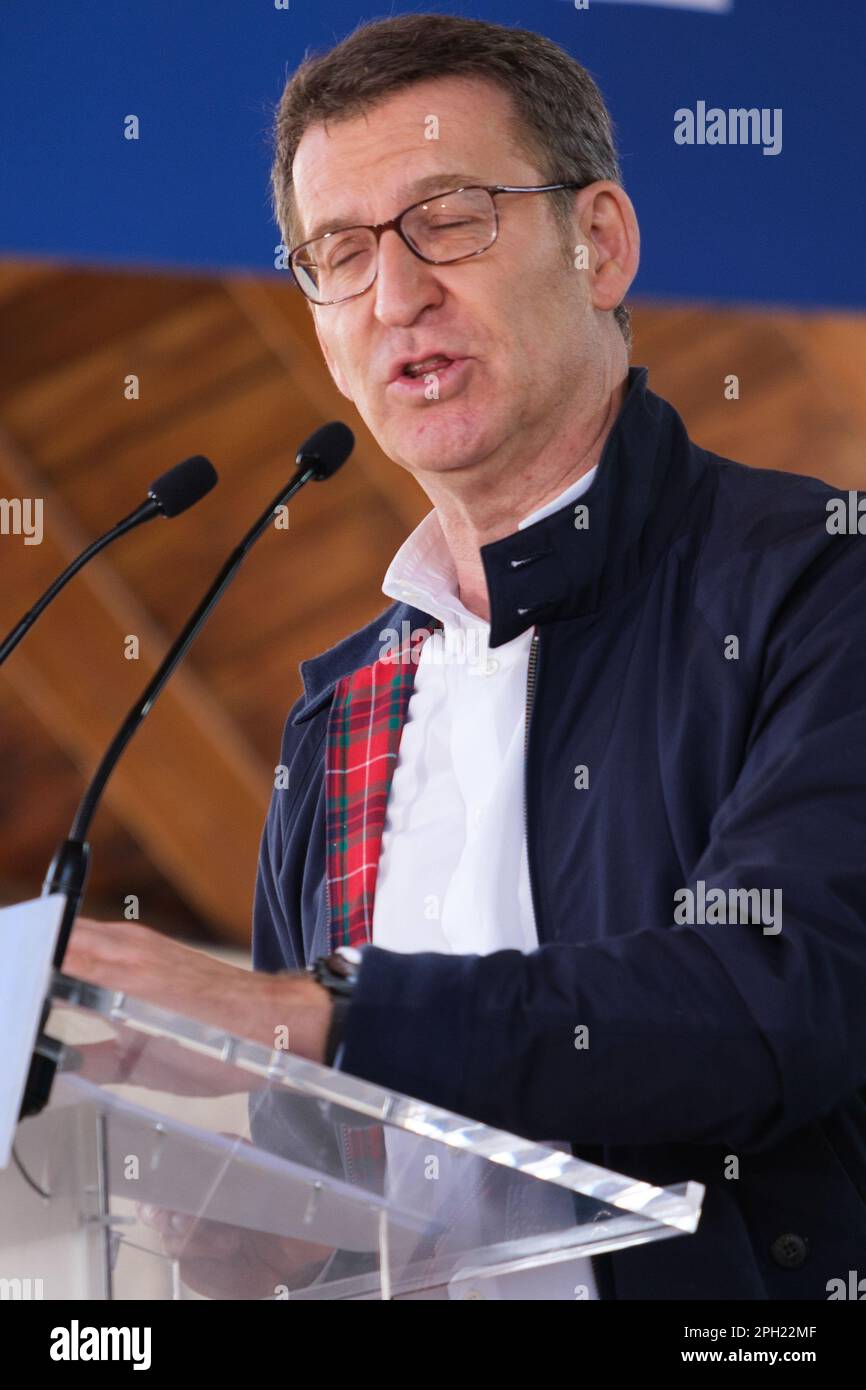 Madrid, Spanien. 25. März 2023. Alberto Nuñez Feijoo, Präsident der Partido Popular, spricht während der hispanischen Fiesta der PP im El Paraiso Park Auditorium in Madrid. Die spanische Delegation der Europäischen Volkspartei (ppe) und die hispanische Gemeinschaft der PP von Madrid feiern dieses Treffen zum ersten Mal. (Foto: Atilano Garcia/SOPA Images/Sipa USA) Guthaben: SIPA USA/Alamy Live News Stockfoto