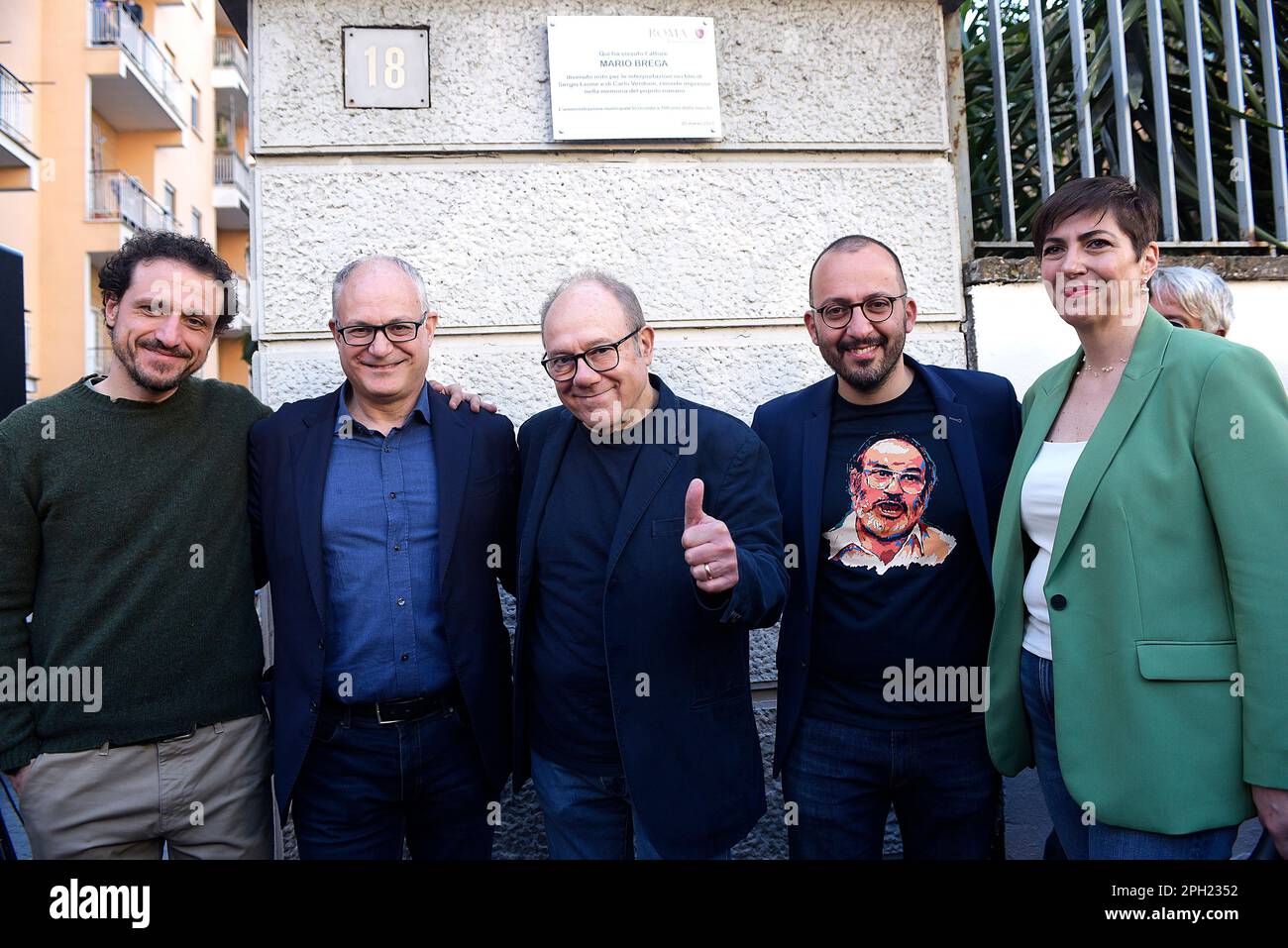 Rom, Italien. 25. März 2023. Der Bürgermeister von Rom Roberto Gualtieri (L), der Schauspieler und Regisseur Carlo Verdone (C) und der Präsident der XI. Gemeinde Rom Gianluca Lanzi (R) stellen sich unter der Tafel zu Ehren des Schauspielers Mario Brega, der an dem Tag eingeweiht wurde, an dem er 100 werden würde. Kredit: SOPA Images Limited/Alamy Live News Stockfoto