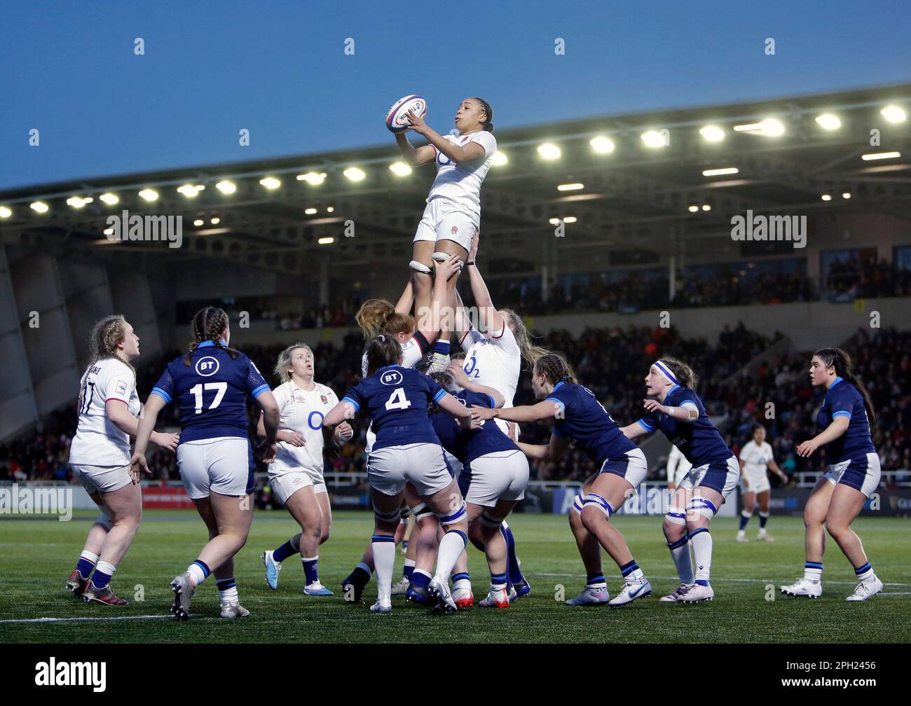 Die englische Sadia Kabeya fängt den Ball beim TikTok Women's Six Nations Match im Kingston Park, Newcastle-upon-Tyne. Foto: Samstag, 25. März 2023. Stockfoto