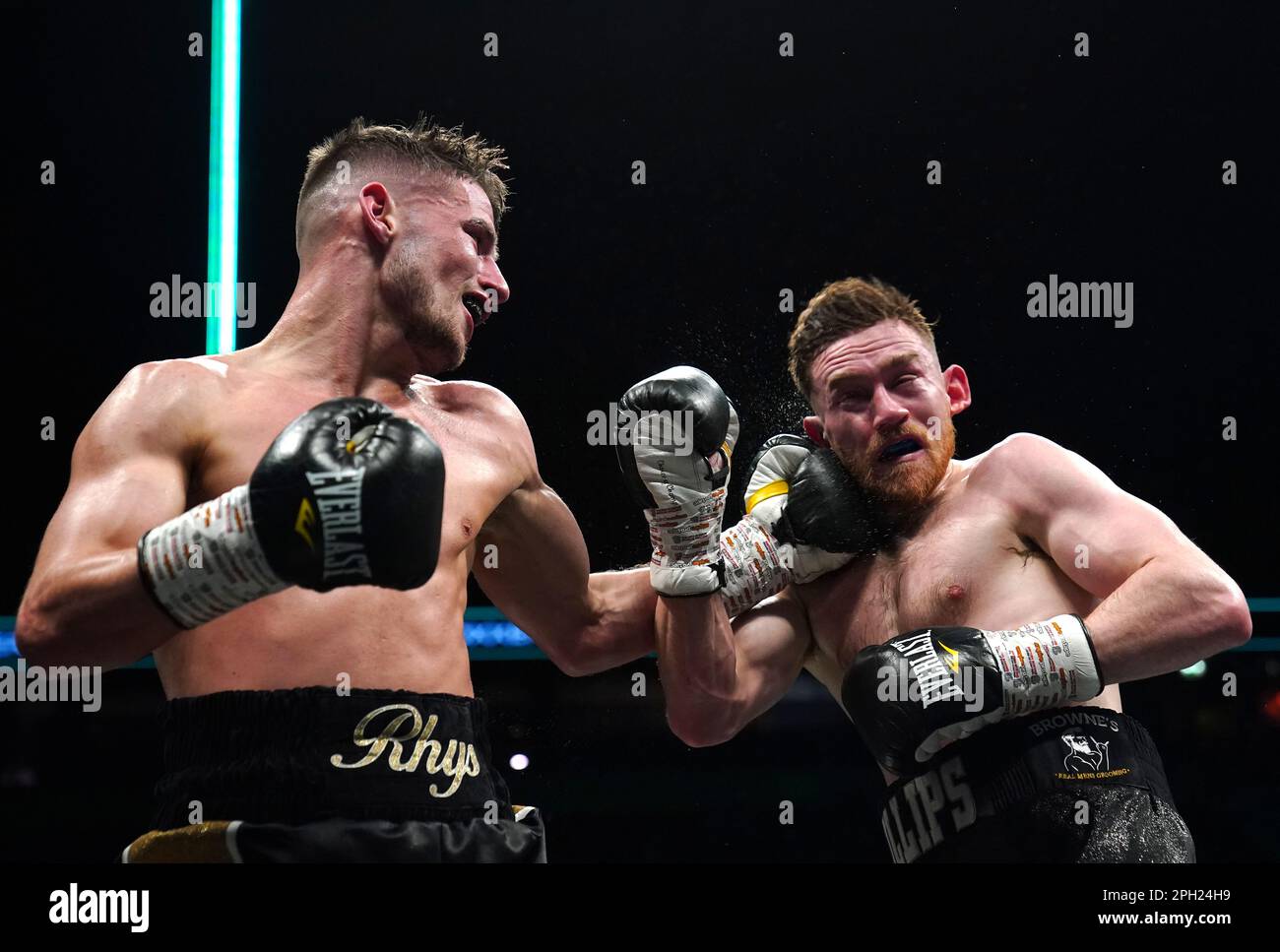 Rhys Edwards (links) und Brian Phillips im Kampf mit dem Superfedergewicht in der AO Arena, Manchester. Foto: Samstag, 25. März 2023. Stockfoto