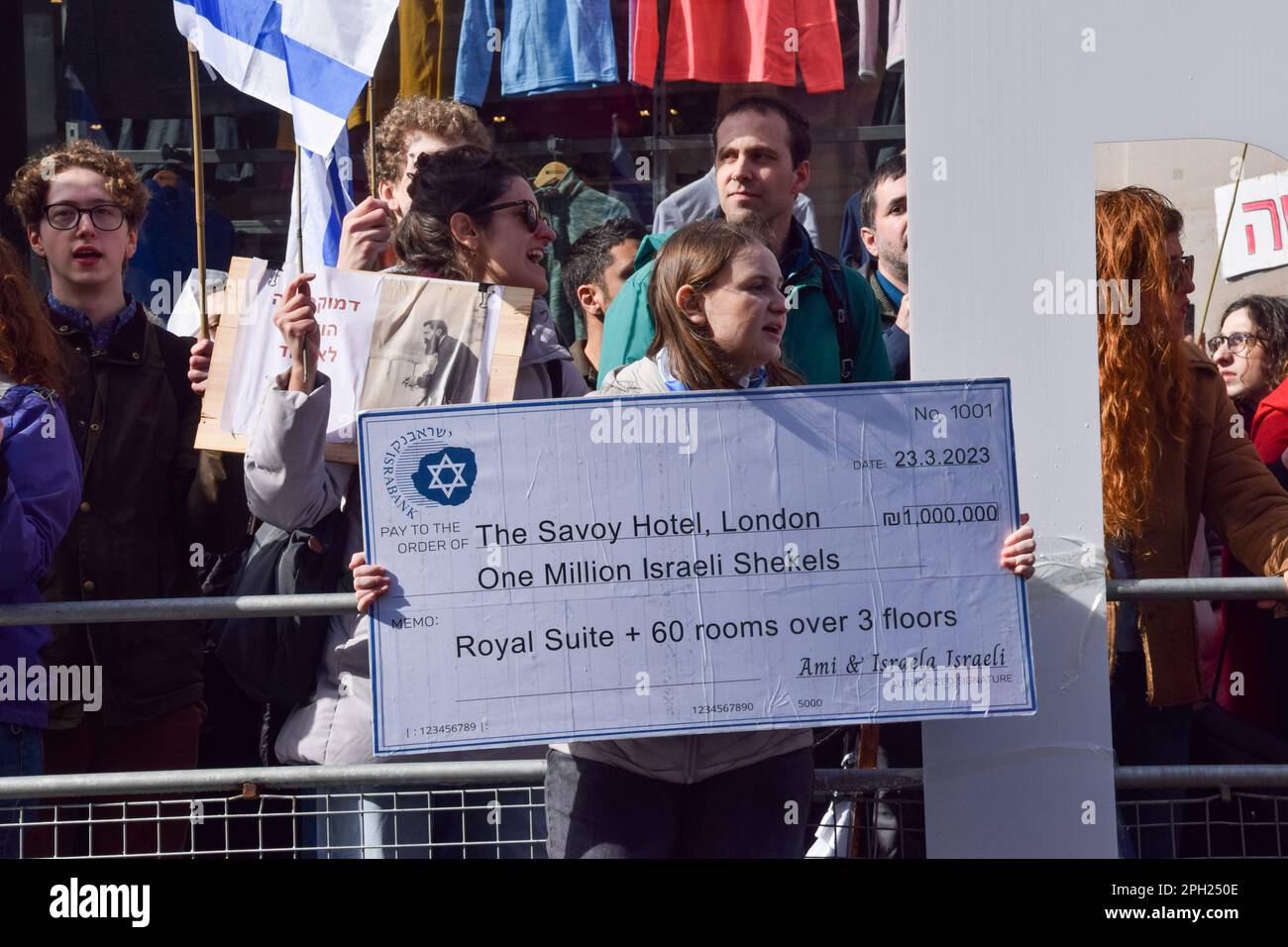 London, Großbritannien. 24. März 2023 Während der israelische Premierminister Großbritannien besuchte, inszenierten vor dem Savoy Hotel on the Strand Massen britischer Israelis einen Protest gegen Benjamin Netanjahu. Stockfoto