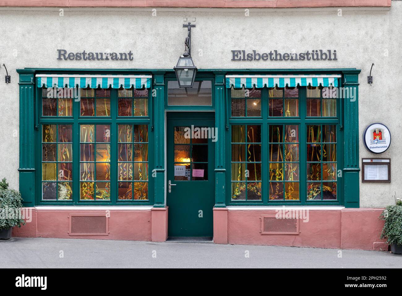 BASEL, SCHWEIZ - 27. FEBRUAR 2023: Außenansicht des hübschen Restaurants Elsberthenstubli in der Elisabethenstraße Stockfoto