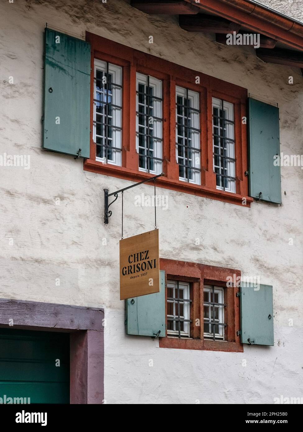 BASEL, SCHWEIZ - 27. FEBRUAR 2023: Schild für Chez Grisoni in Klosterberg in der Altstadt Stockfoto