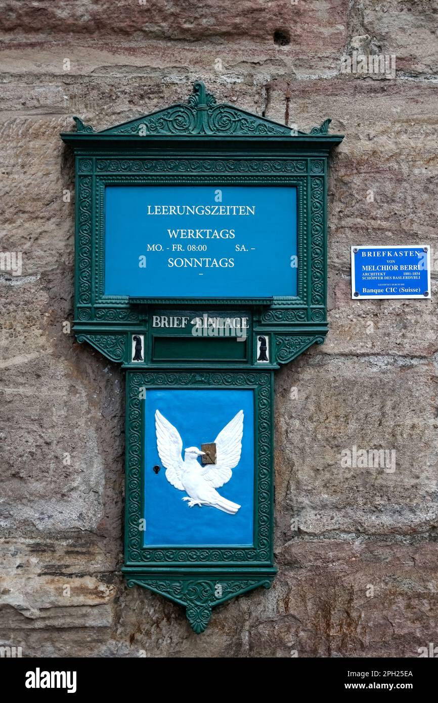BASEL, SCHWEIZ - 27. FEBRUAR 2023: Blauer historischer Briefkasten in der Altstadt Stockfoto