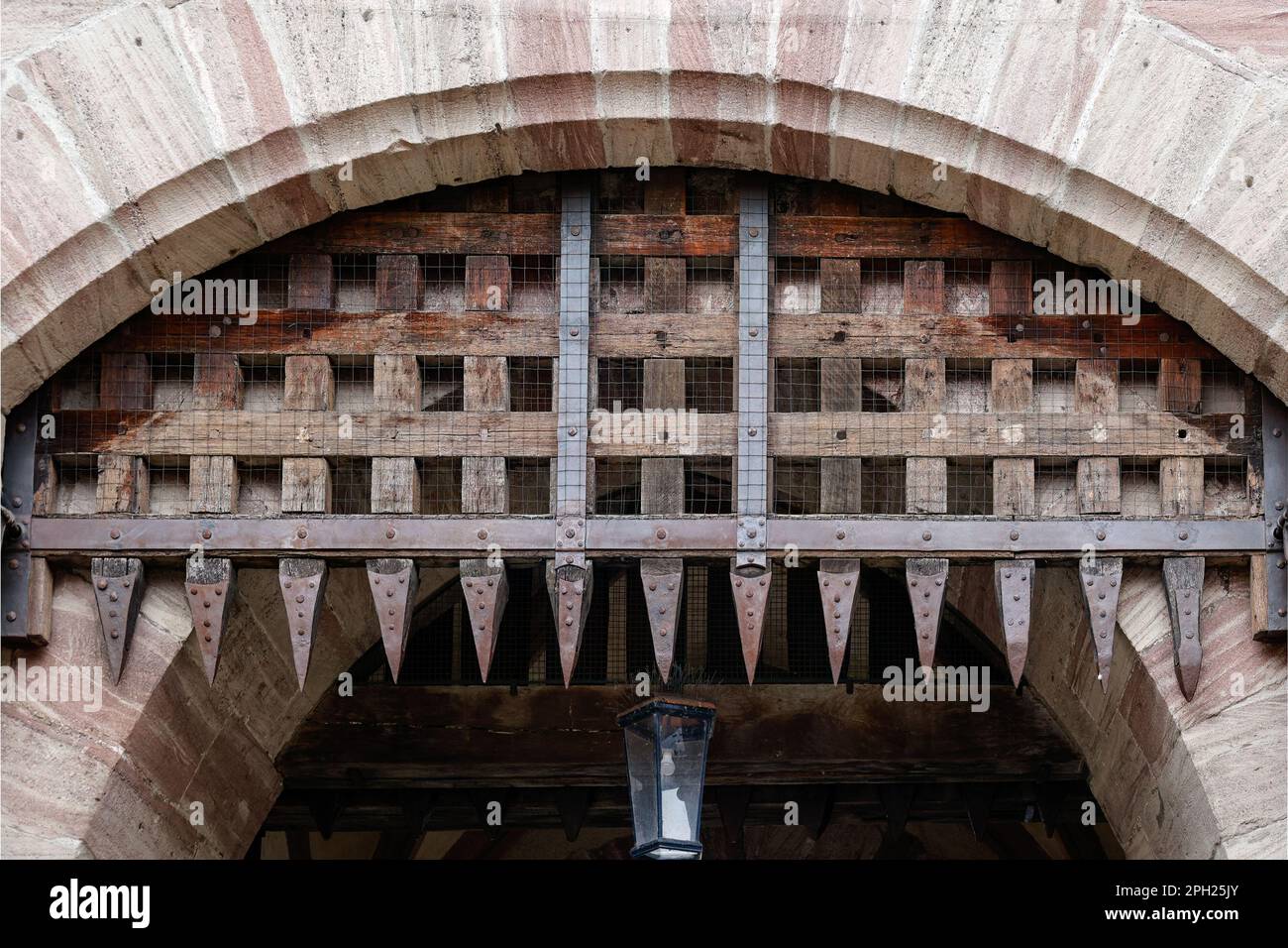 BASEL, SCHWEIZ - 27. FEBRUAR 2023: Blick auf den Portcullis am Spalentor-Tor in der alten Stadtmauer Stockfoto