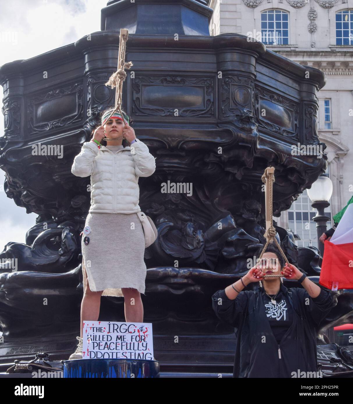 London, Großbritannien. 25. März 2023 Frauen protestieren gegen Hinrichtungen im Iran. Iranische und ukrainische Frauen organisierten einen gemeinsamen Protest im Piccadilly Circus und forderten Freiheit im Iran und ein Ende der russischen Angriffe in der Ukraine. Kredit: Vuk Valcic/Alamy Live News Stockfoto