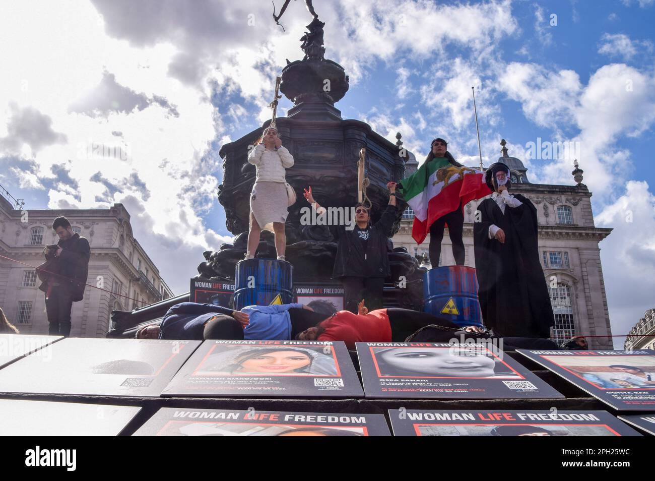 London, Großbritannien. 25. März 2023 Frauen protestieren gegen Hinrichtungen im Iran. Iranische und ukrainische Frauen organisierten einen gemeinsamen Protest im Piccadilly Circus und forderten Freiheit im Iran und ein Ende der russischen Angriffe in der Ukraine. Kredit: Vuk Valcic/Alamy Live News Stockfoto