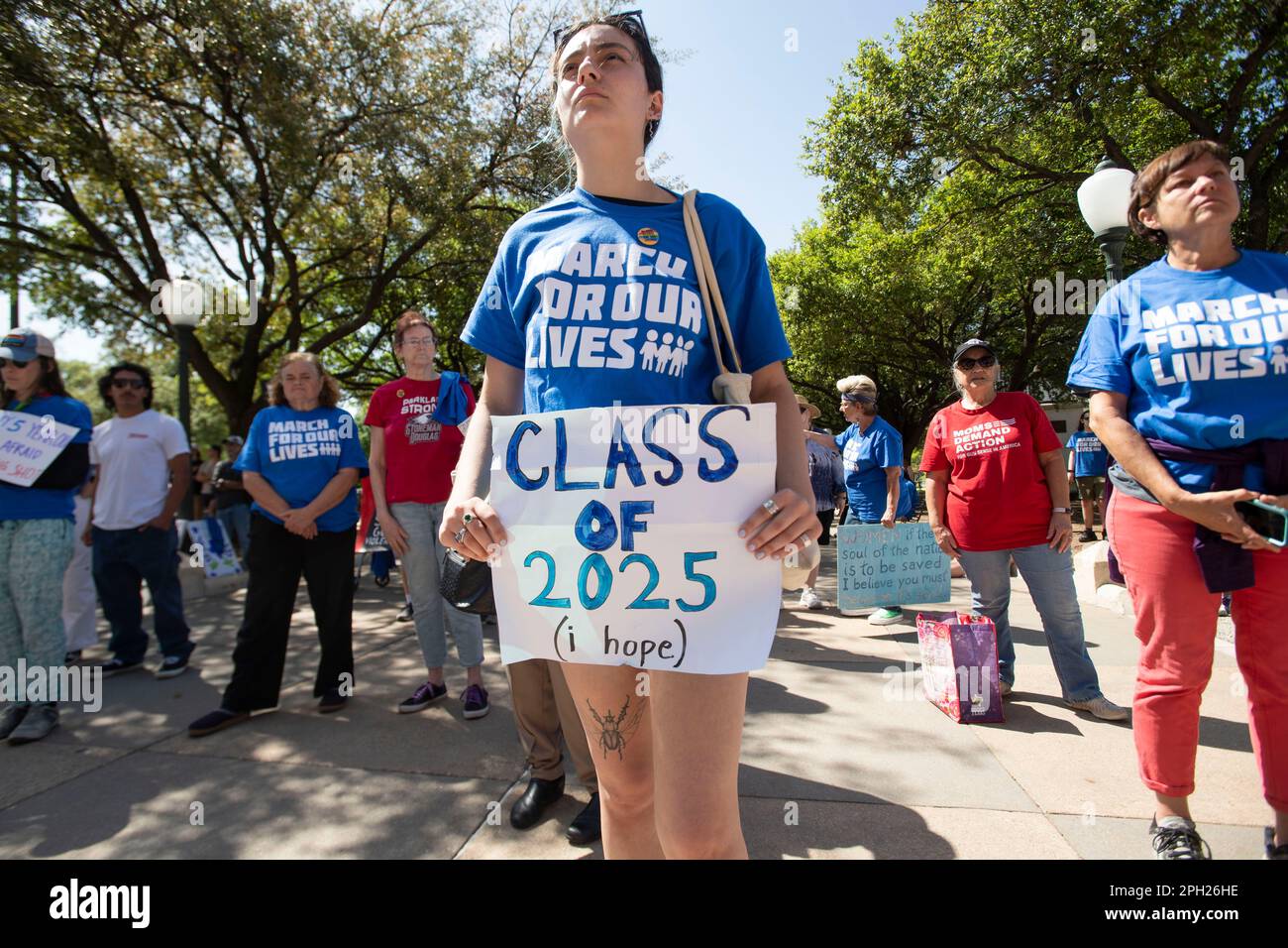 Austin, Texas, USA. 25. März 2023. Die College-Studentin AMELIA VALENCIA aus Austin steht am Samstag, den 26. März, an den Südtreppen des Capitol, zum 5. Jahrestag des März, für unser Leben zur Ehrung der Opfer der Margery Stoneman Douglas High School Massenschießerei, die am 14. Februar 2018 stattfand. Die Familien der 2022 in Uvalde, Texas, erschienenen Schulen sprachen sich gegen leicht erhältliche „Kriegswaffen“ wie AR-15-Gewehre. Kredit: Bob Daemmrich/Alamy Live News Stockfoto