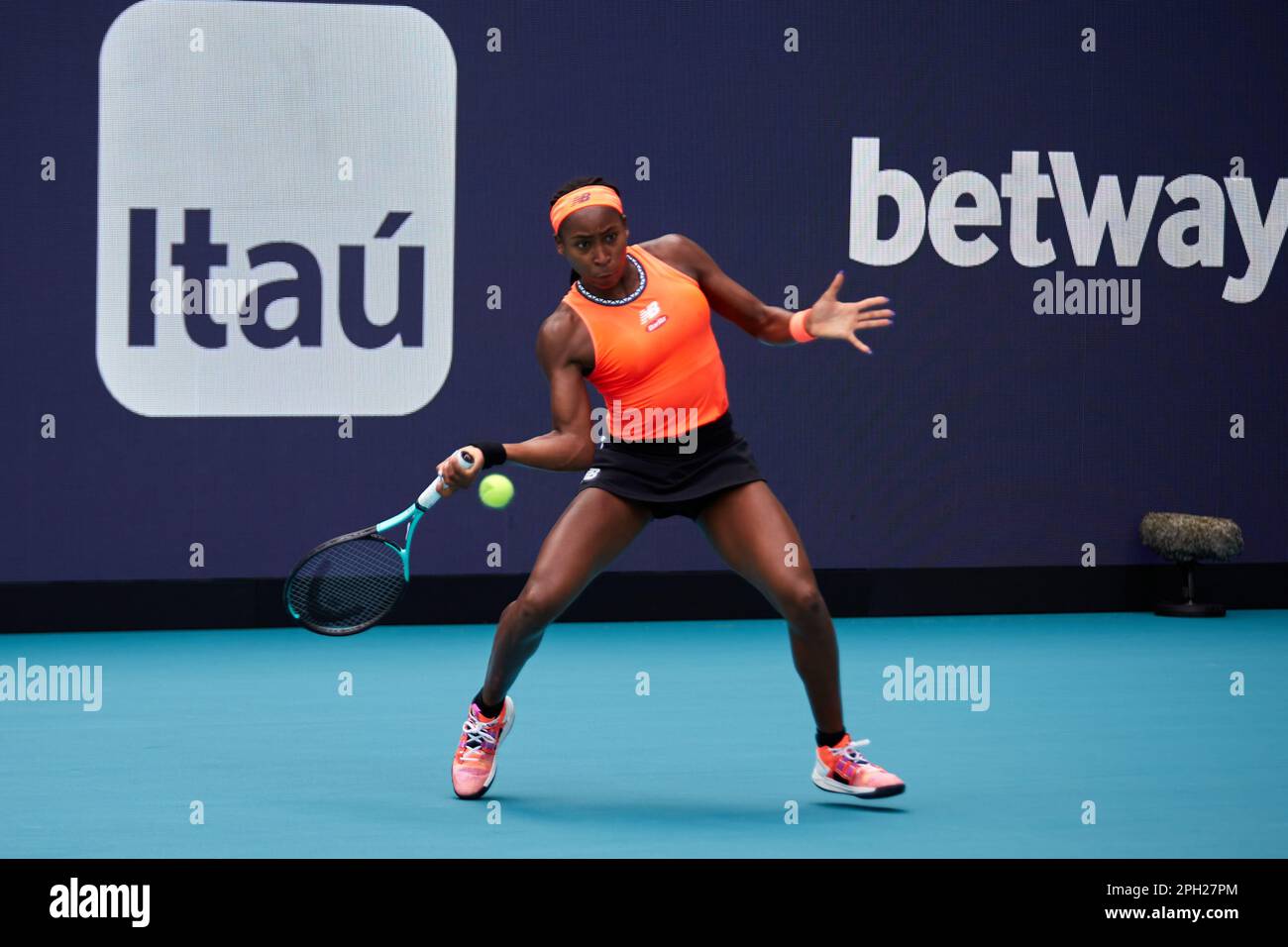 Miami Gardens, Florida, USA. 25. März 2023 [WTA] [27] A. Potapova gegen [6] C. Gauff (USA) während des weltweiten Tennisturniers bei den Miami Open 2023 powered by Itau. Kredit: Yaroslav Sabitov/YES Market Media/Alamy Live News. Stockfoto