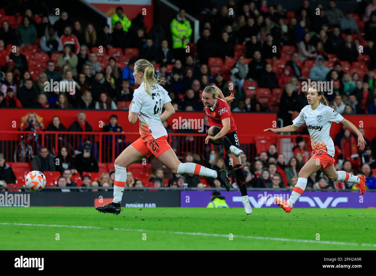 Martha Thomas #9 von Manchester United schießt beim FA Women's Super League-Spiel Manchester United Women vs West Ham United Women im Old Trafford, Manchester, Großbritannien, 25. März 2023 (Foto von Conor Molloy/News Images) Stockfoto