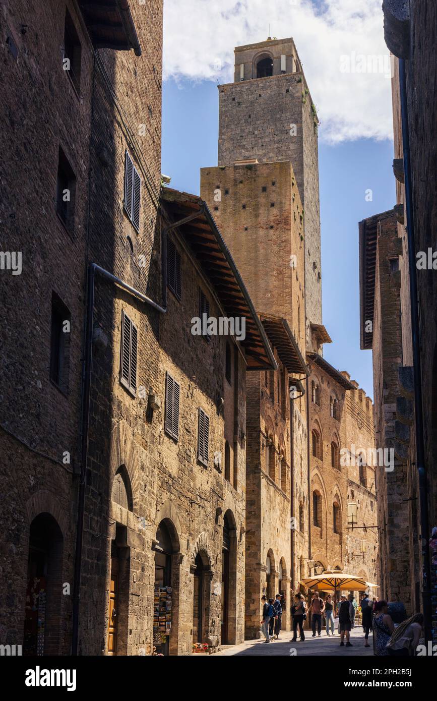 Blick auf die Via San Matteo, eine der Hauptstraßen der Stadt. San Gimignano, Provinz Siena, Toskana, Italien. San Gimignano gehört zum UNESCO-Weltkulturerbe S. Stockfoto