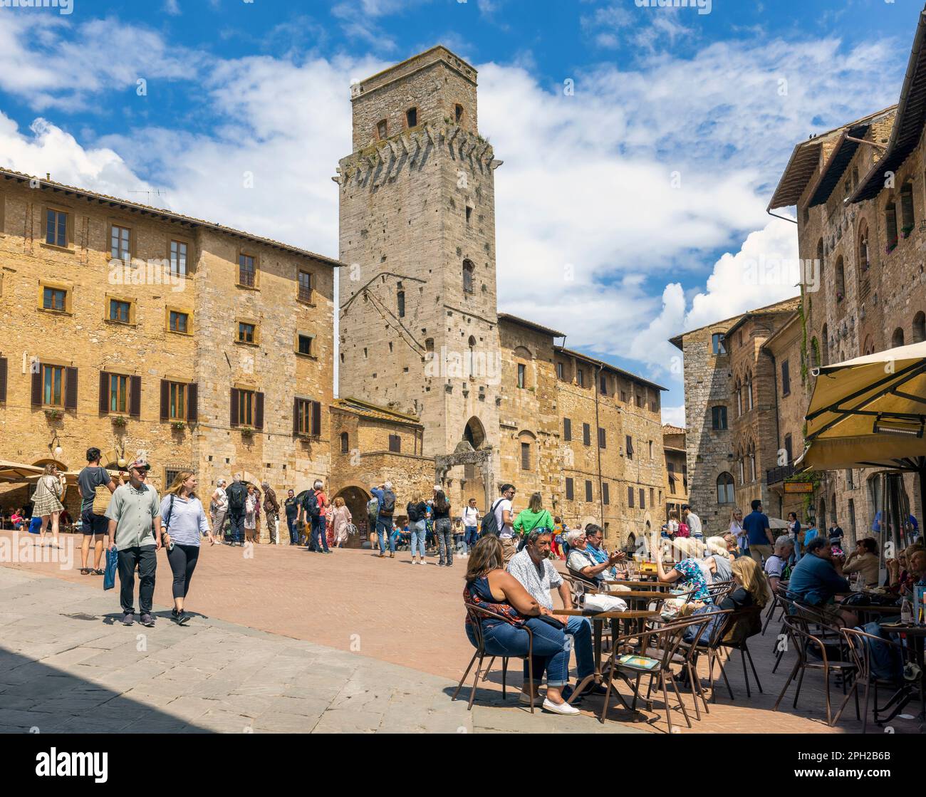 Piazza della Cisterna, San Gimignano, Provinz Siena, Toskana, Italien. San Gimignano ist ein UNESCO-Weltkulturerbe. Stockfoto