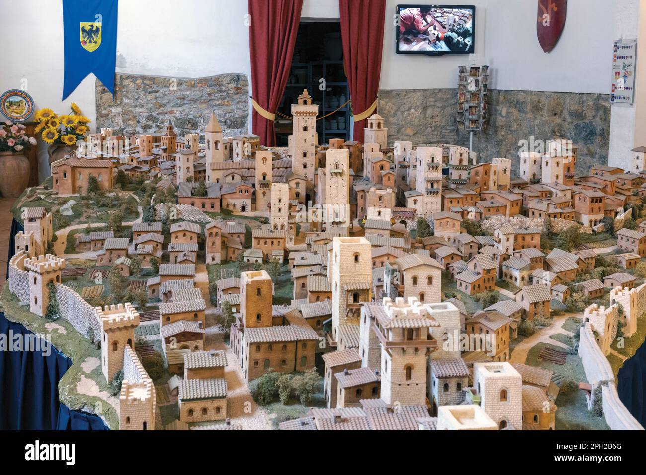Die Stadt San Gimignano, wie sie etwa 1300 war, nach dem Vorbild von Terrakotta. San Gimignano, Provinz Siena, Toskana, Italien. San Gimignano ist ein UNESCO-Weltkulturerbe Stockfoto