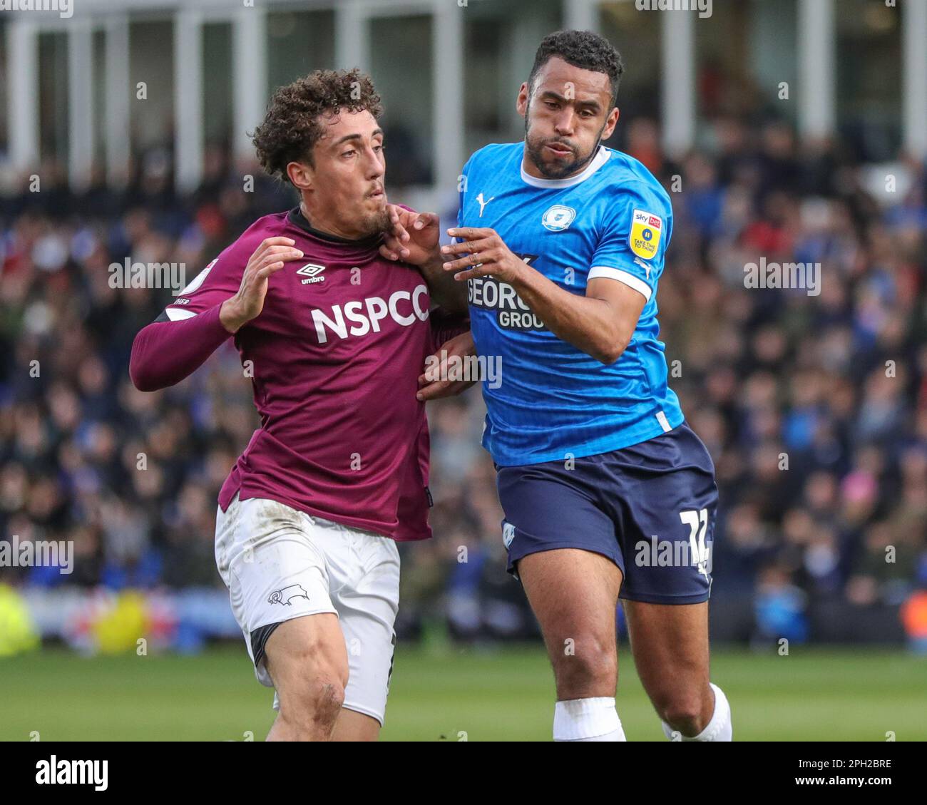 Peterborough, Großbritannien. 25. März 2023. Haydon Roberts #15 von Derby County und Nathan Thompson #12 von Peterborough United kämpfen um den Ball während des Spiels der Sky Bet League 1 Peterborough vs Derby County im Weston Homes Stadium, Peterborough, Großbritannien, 25. März 2023 (Foto von Alfie Cosgrove/Images) in Peterborough, Großbritannien, am 3./25. März 2023. (Foto: Alfie Cosgrove/News Images/Sipa USA) Kredit: SIPA USA/Alamy Live News Stockfoto