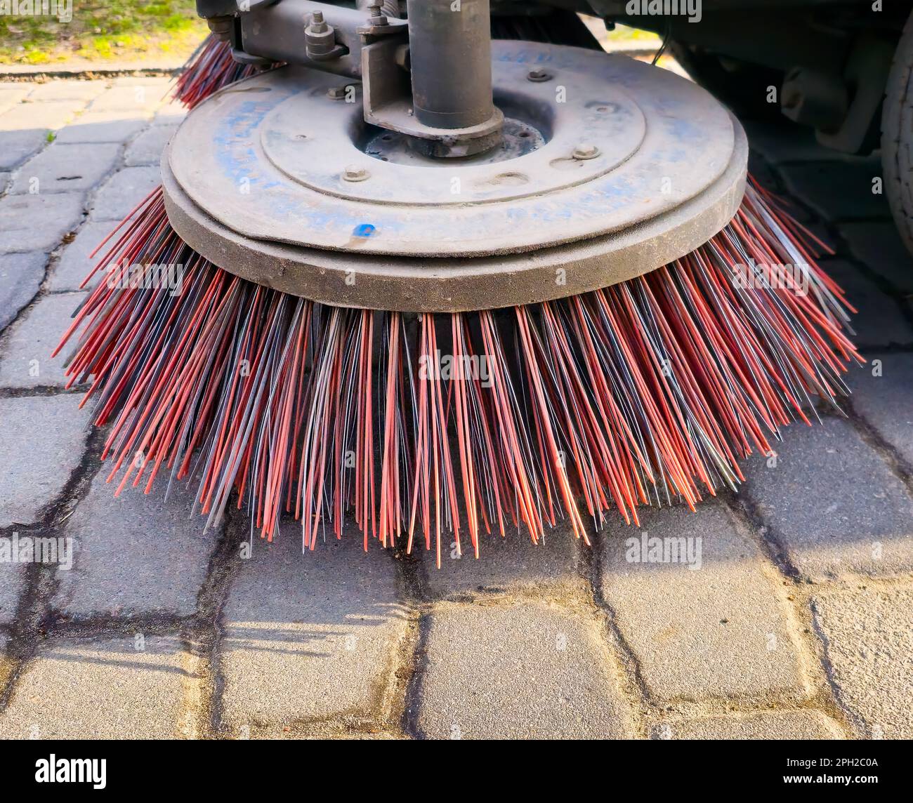 Reinigung der Kehrmaschine im Nahbereich. Konzept entfernt Straßen von Schmutz. Stockfoto