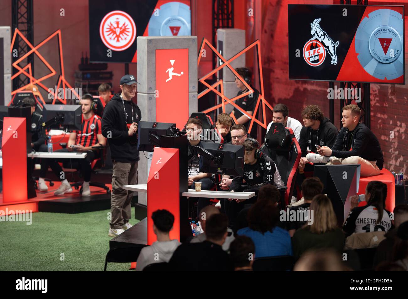 Köln, Deutschland. 25. März 2023. Die Teams spielen am ersten Tag des Virtual Bundesliga Club Championship-Finales in der FIFA 23 in ihren Boxen. Kredit: Henning Kaiser/dpa/Alamy Live News Stockfoto