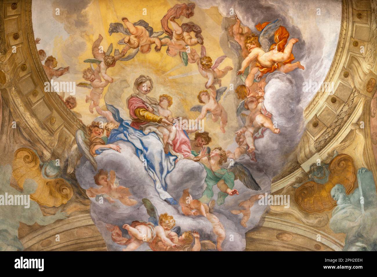 GENUA, ITALIEN - 7. MÄRZ 2023: Das Fresko der Madonna unter den Engeln im Hauptapse der Kirche Chiesa di San Luca von Domenico Piola (1627 – 1703). Stockfoto