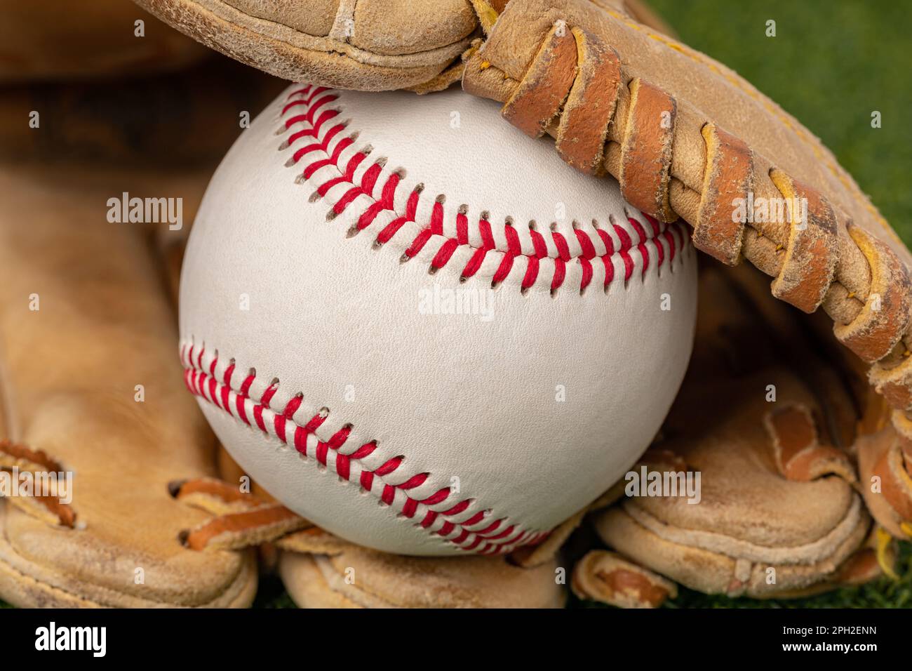 Baseballhandschuh und Ball. Freizeit-, Jugend- und Berufssportkonzept. Stockfoto