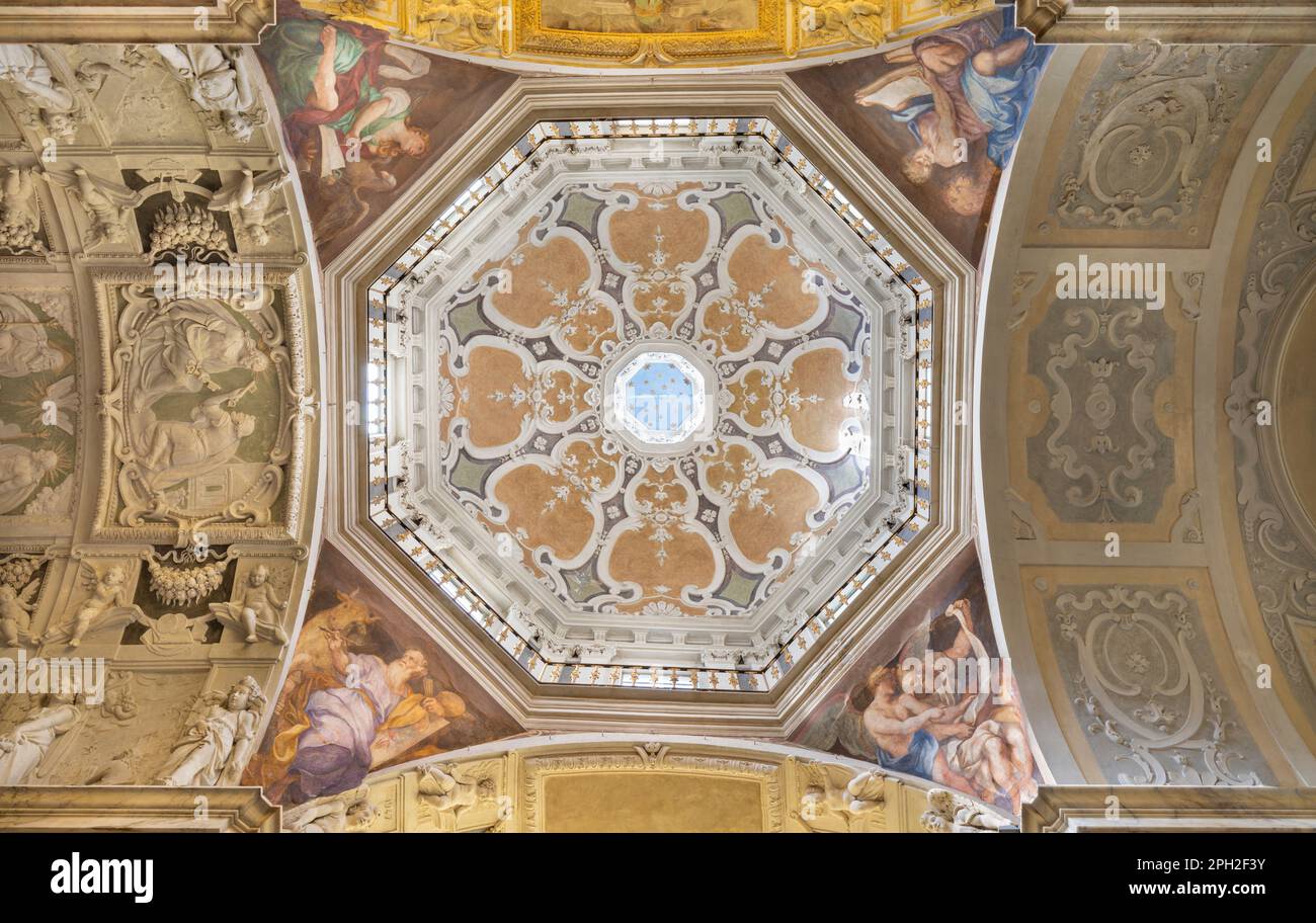 GENUA, ITALIEN - 7. MÄRZ 2023: Die Kuppel der Kirche Chiesa di san Pietro in Banchi mit dem vier Evangelisten von Paolo Gerolamo Piola (Ende 17. Cent). Stockfoto