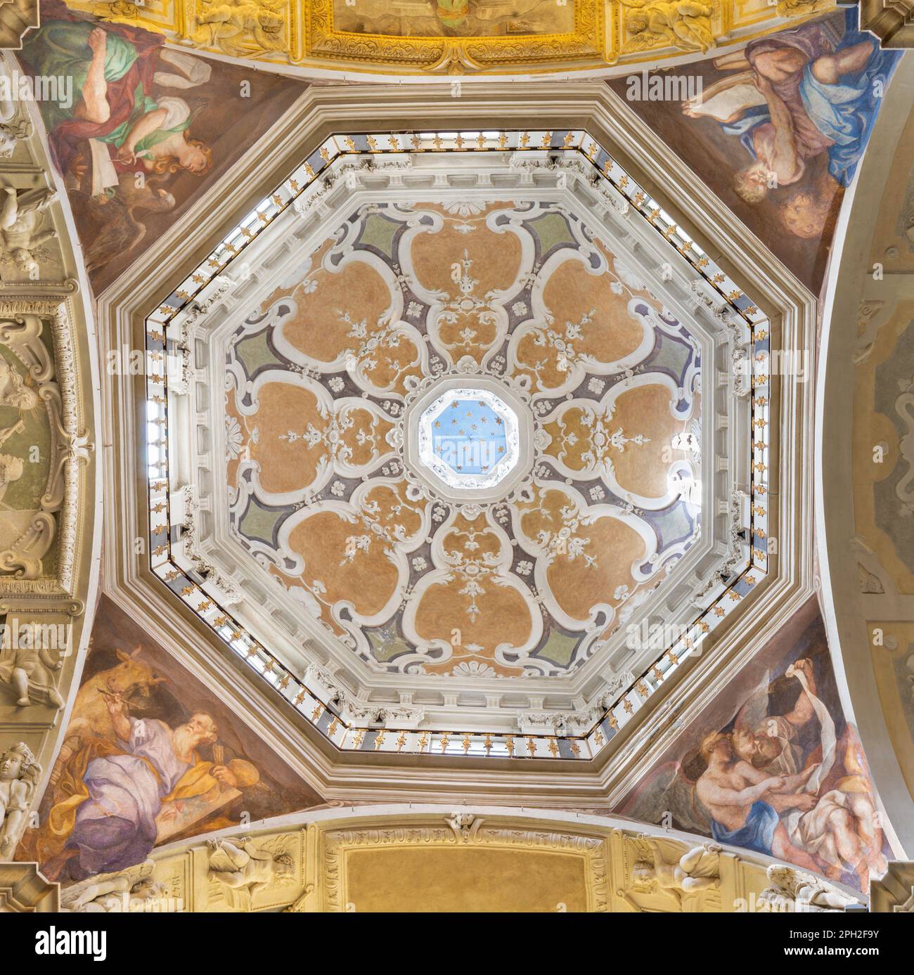 GENUA, ITALIEN - 7. MÄRZ 2023: Die Kuppel der Kirche Chiesa di san Pietro in Banchi mit dem vier Evangelisten von Paolo Gerolamo Piola (Ende 17. Cent). Stockfoto