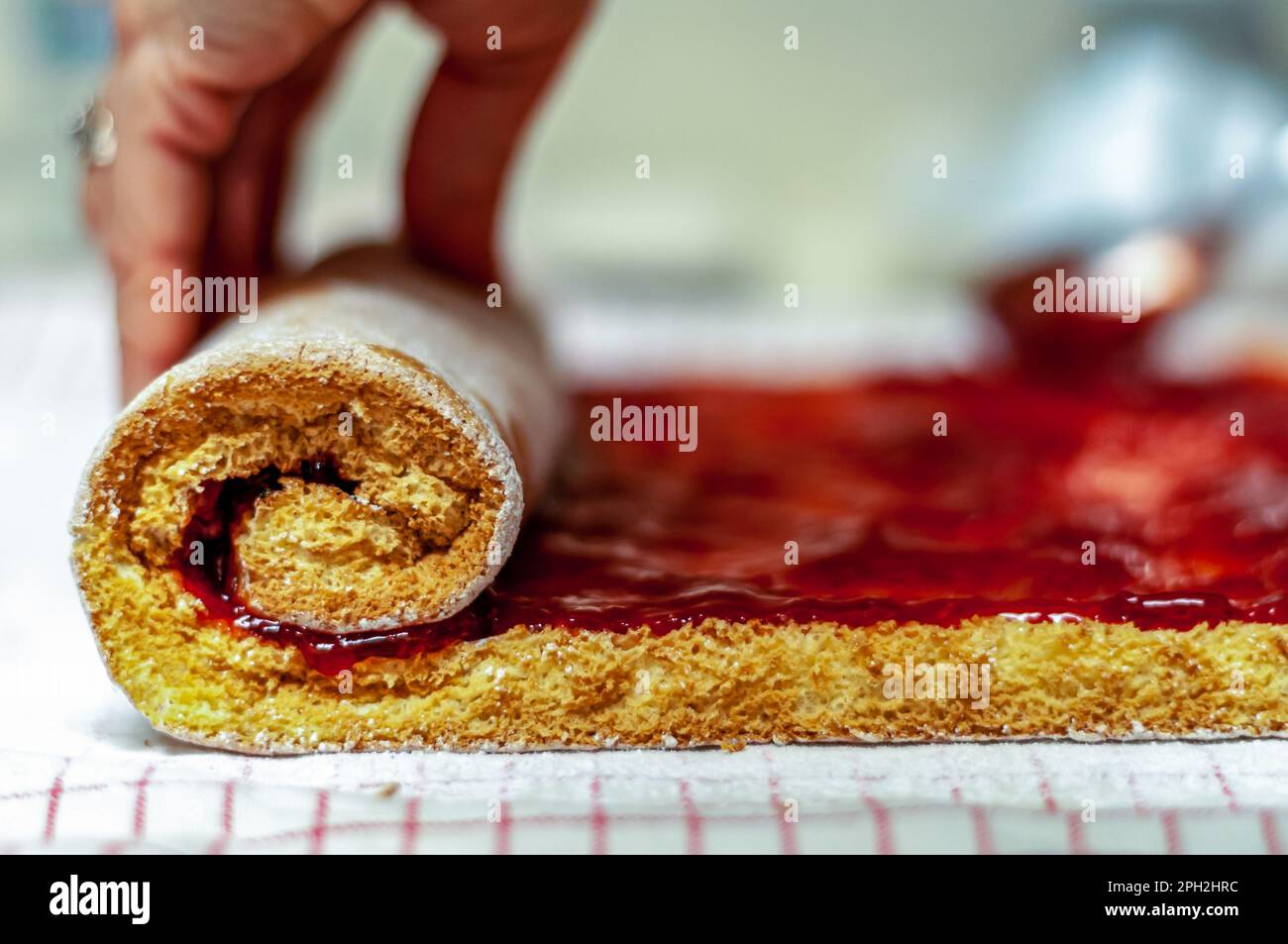 Eine Frau rollt mit der Hand ein Gelee. Schließen Stockfoto