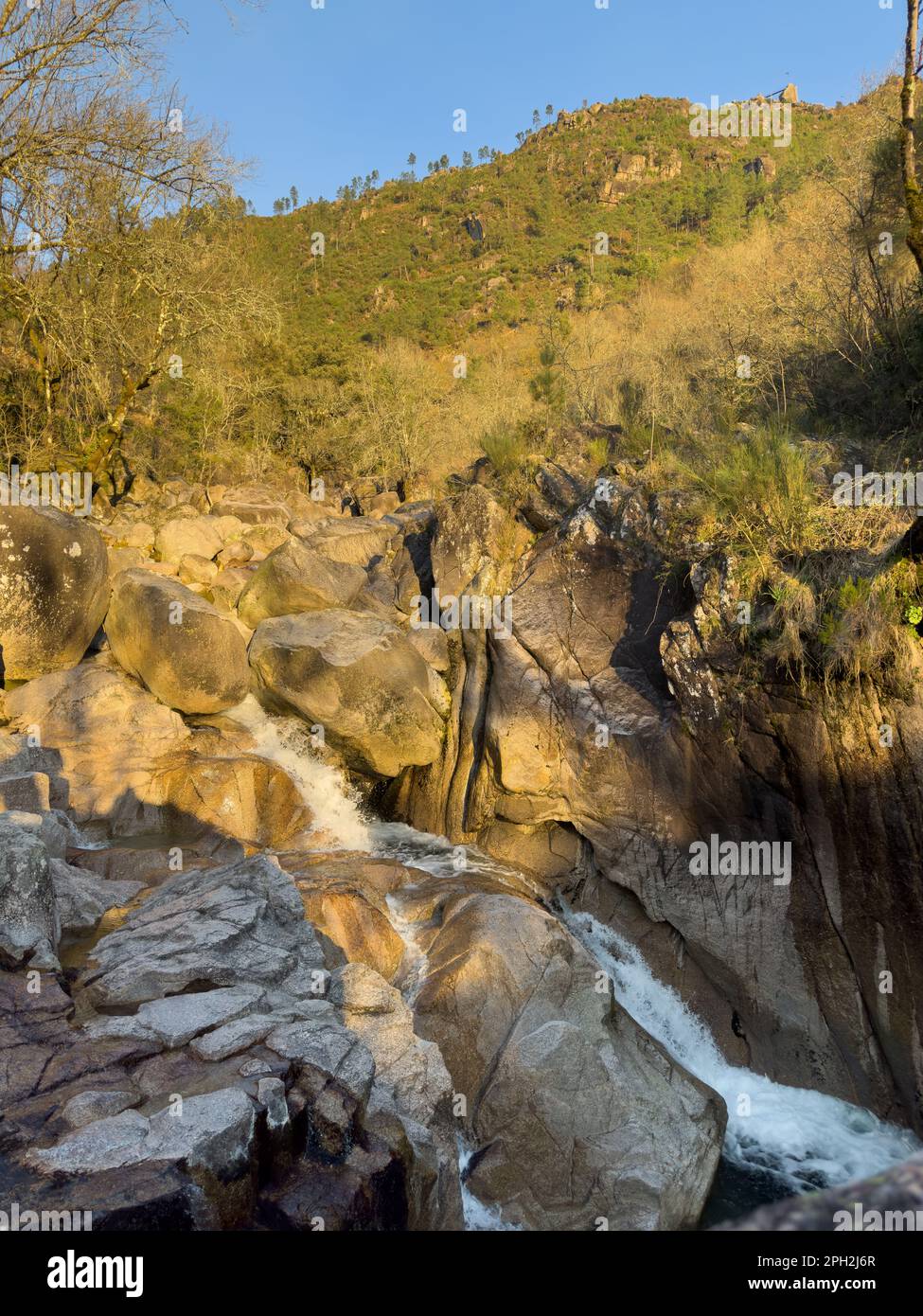 Wasserlauf in der Nähe des Wasserfalls Fecha de Barjas (auch bekannt als Tahiti-Wasserfall) in den Bergen des Peneda-Geres-Nationalparks, Portugal. Stockfoto