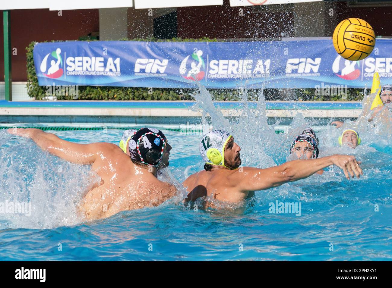 Siracusa, Italien. 25. März 2023. Giacomo Cannella (Pro Recco) und Christian Napolitano (CC Ortigia) beim Spiel CC Ortigia vs Pro Recco, Waterpolo Italian Serie A in Siracusa, Italien, März 25 2023 Kredit: Independent Photo Agency/Alamy Live News Stockfoto