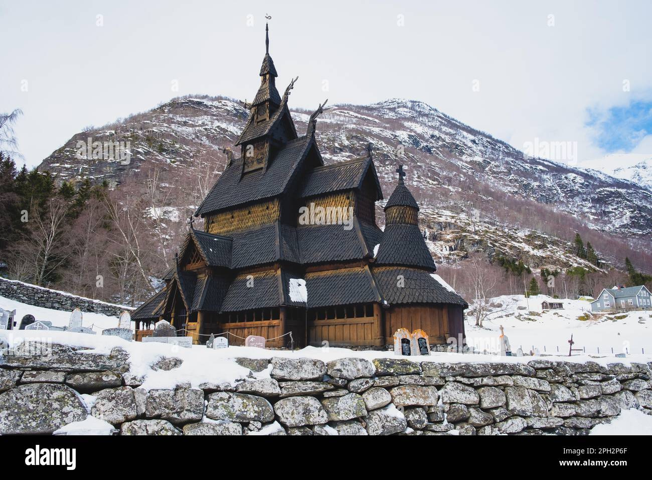 Borgund-Stave-Kirche im Winter. Stockfoto