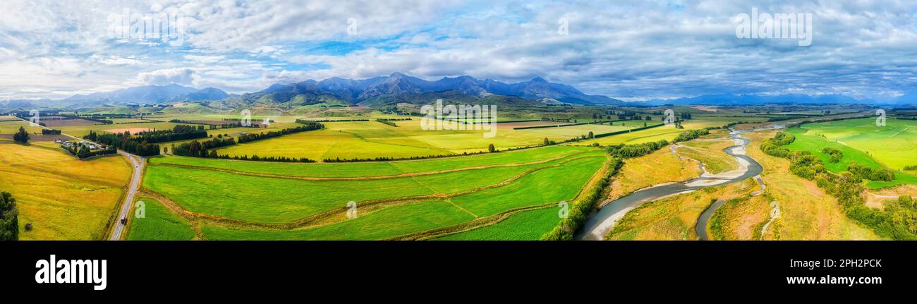 Landwirtschaftlich genutzte Bauernhöfe in der Key Area nahe Te Anau im Mararoa-Flusstal - Panoramaaussicht. Stockfoto