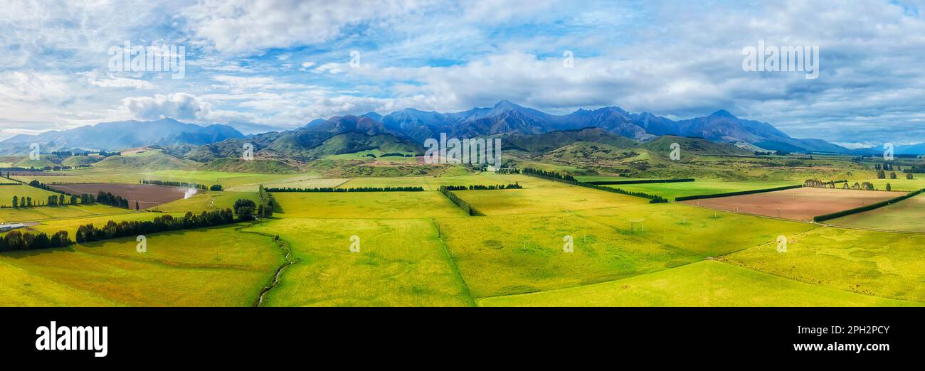 Das Panorama aus der Vogelperspektive auf den wichtigsten Bauernhöfen kultivierte in Neuseeland in der Nähe der Brunel Peaks Mountains die Landwirtschaft des Schiffbaus. Stockfoto