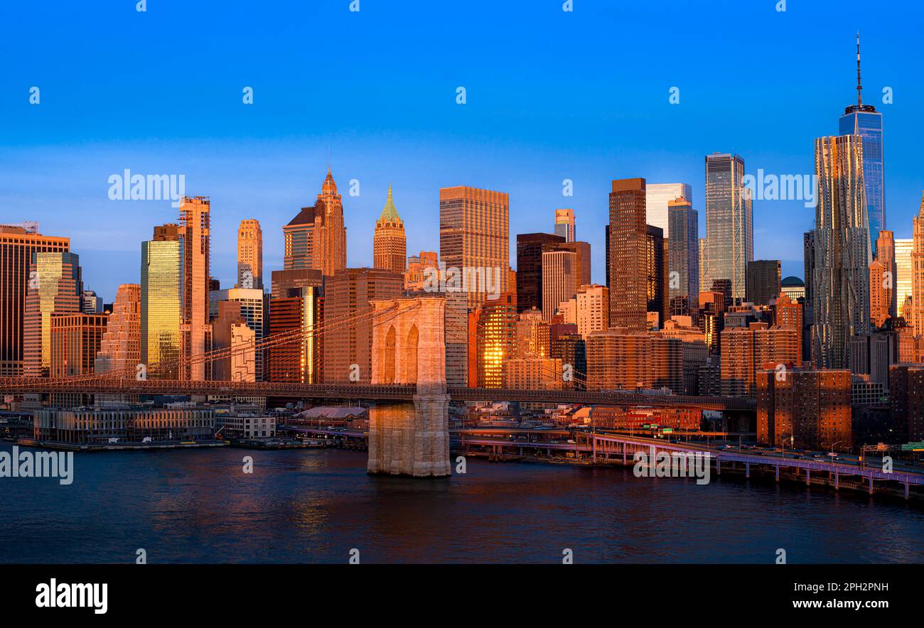 Brooklyn Bridge und Downtown Manhattan bei Sonnenaufgang. New York City, USA Stockfoto