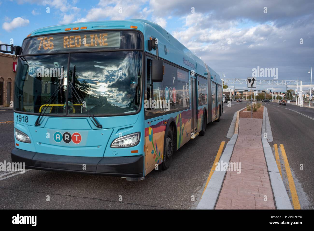Heller türkisfarbener Stadtbus, Teil der KUNST (Albuquerque Rapid Transit) an der Central Avenue, Route 66, The Mother Road, in Albuquerque, New Mexico. Stockfoto