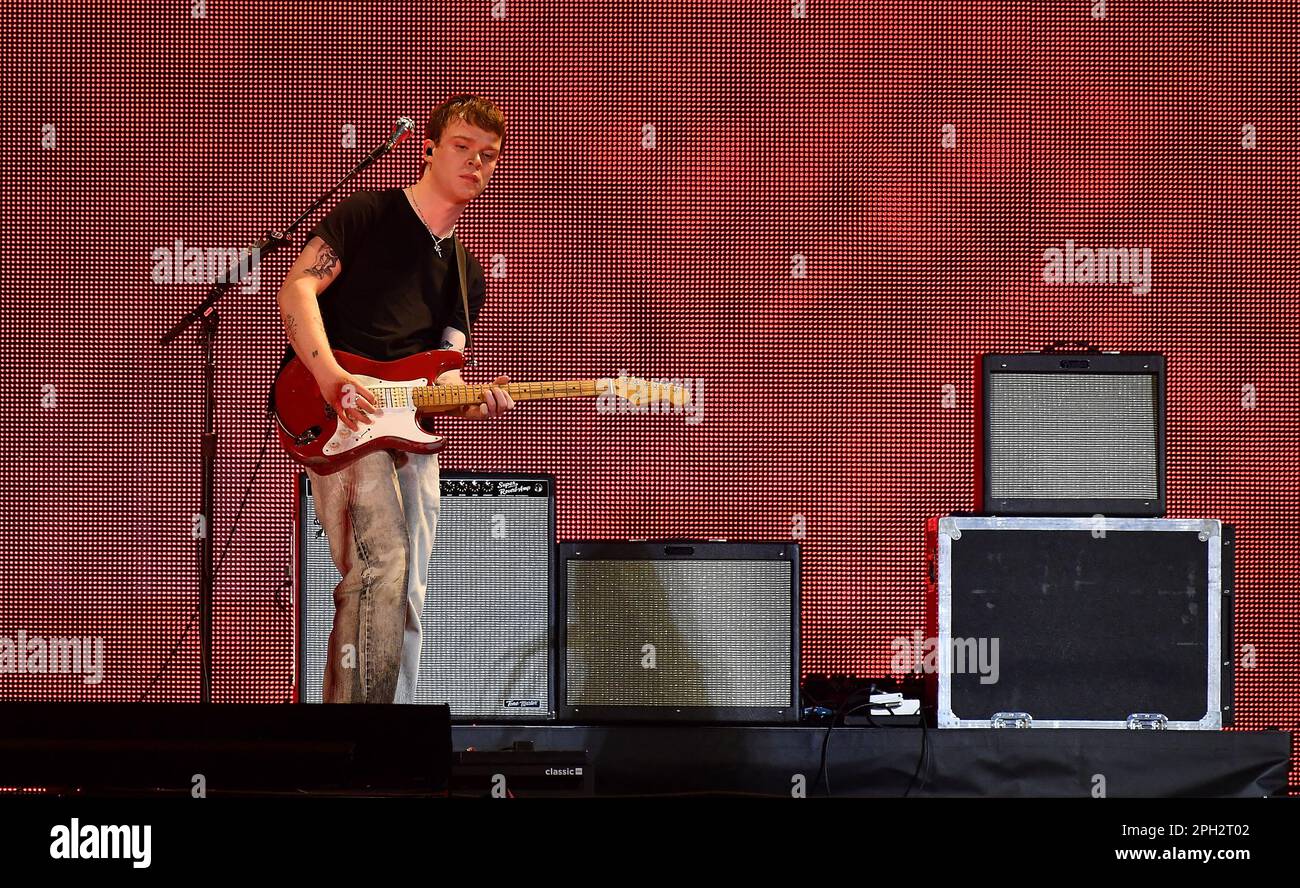 Las Vegas, USA. 24. März 2023. LAS VEGAS, NEVADA - 24. MÄRZ: (Nur redaktionelle Verwendung) Beabadoobee tritt auf der Bühne während der „Taylor Swift | The Eras Tour“ im Allegiant Stadium am 24. März 2023 in Las Vegas, Nevada. Foto: Casey Flanigan/imageSPACE/Sipa USA Kredit: SIPA USA/Alamy Live News Stockfoto