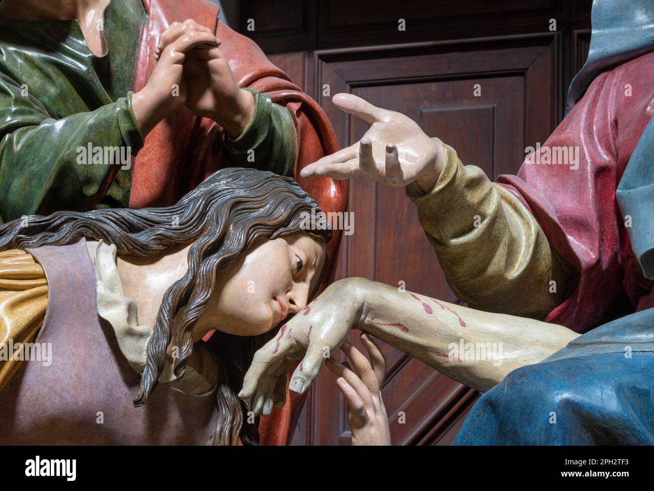 GENUA, ITALIEN - 8. MÄRZ 2023: Details der geschnitzten polychromen Skulpturengruppe Pieta in der Kirche Chiesa di san Filippo Neri. Stockfoto