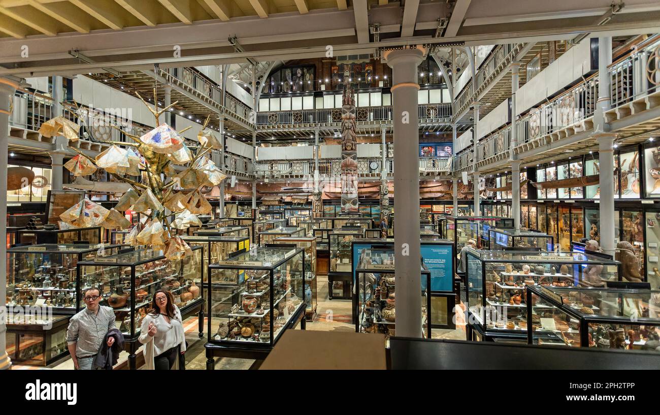 Innenseite des Pitt Rivers Museum, Oxford, Oxfordshire, Großbritannien, am 25. März 2023 Stockfoto