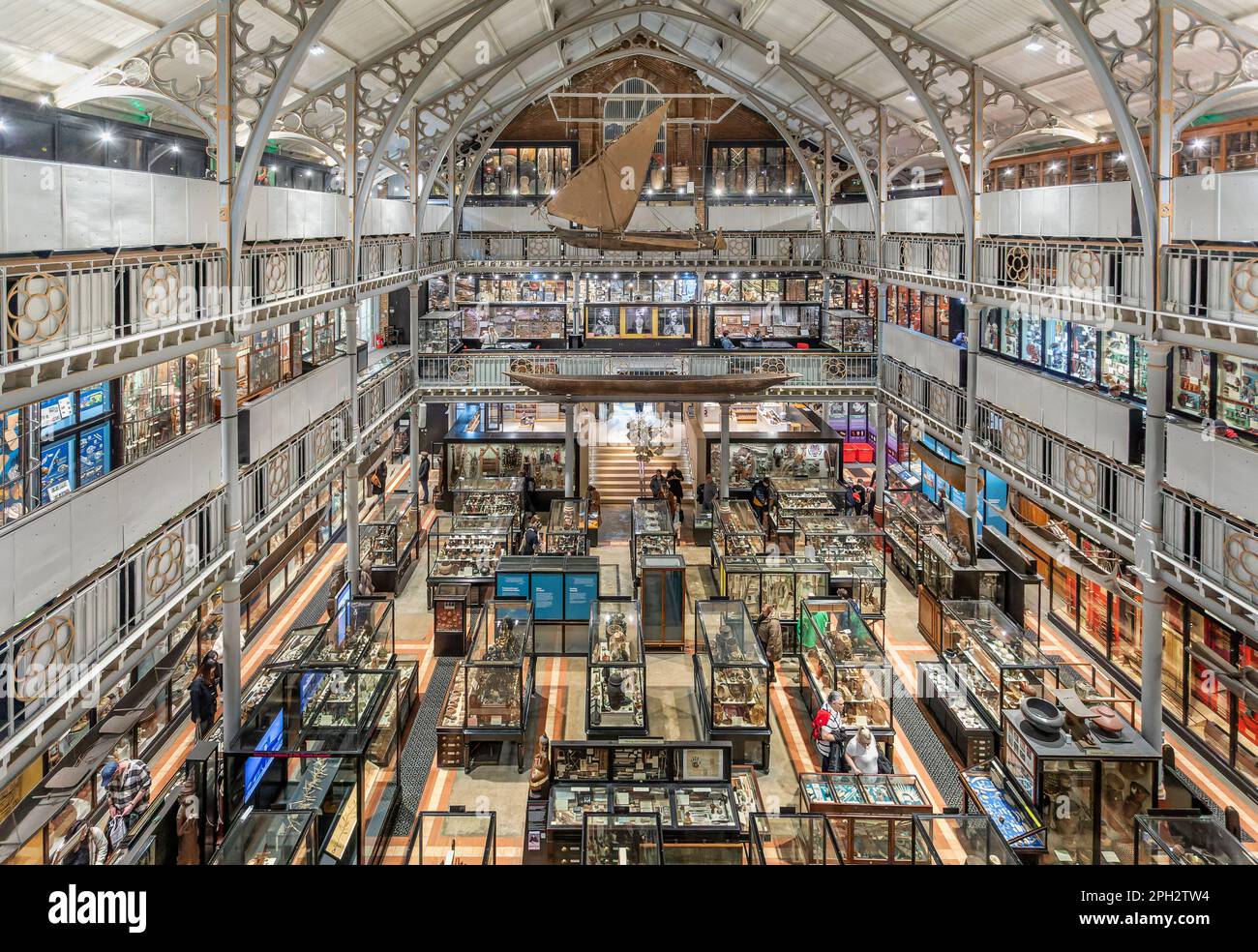 Innenseite des Pitt Rivers Museum, Oxford, Oxfordshire, Großbritannien, am 25. März 2023 Stockfoto
