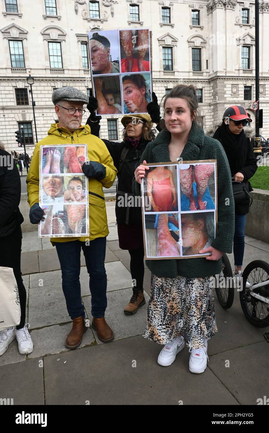 Parliament Square, London, Großbritannien. 25. März 2023. Protest gegen das topische Steroid-Entzug (TSW) behauptet, dass NHS für das Leiden mit dem Missbrauch von topischen Steroiden zur Heilung von Ekzemen verantwortlich ist. Es gibt auch einen Protestanten, der stark von topischen Steroid-Entzug (TSW) zu Bewusstsein (TWS) Beauty-Behandlung könnte Ihr Albtraum sein.'Sag nein zu Sterilität' Kredit: Siehe Li/Picture Capital/Alamy Live News Stockfoto