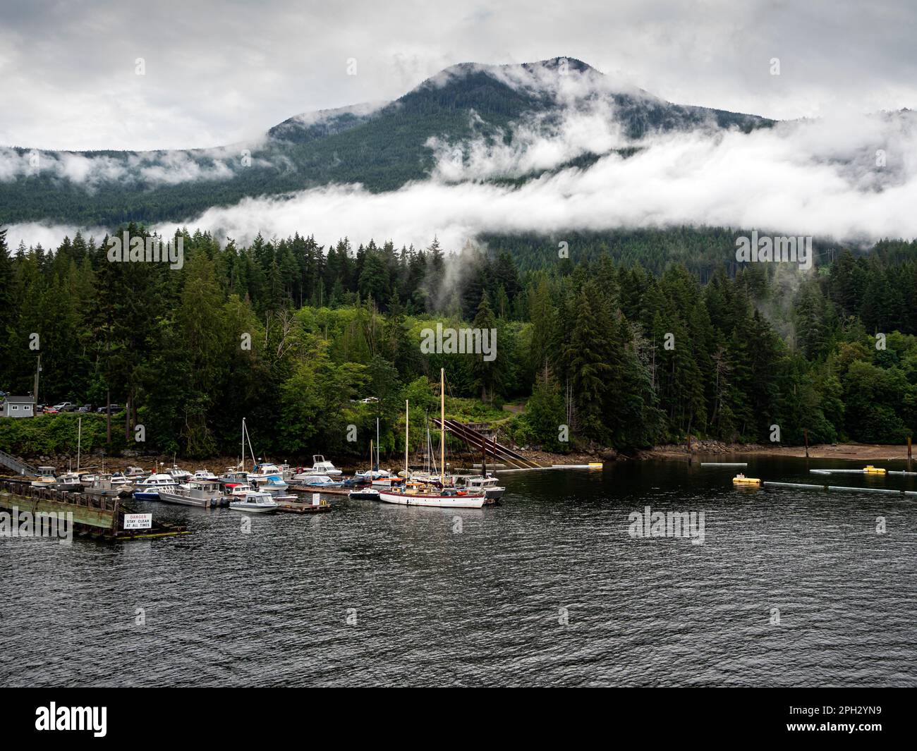 BC00743-00...BRITISH COLUMBIA - Saltery Bay Marina und Troubridge Mountain am südlichen Ende des Sunshine Coast Trail. Stockfoto