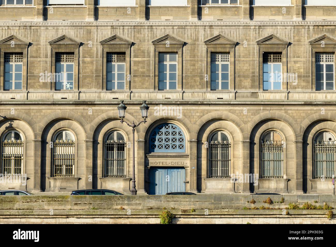 Dieses Landschaftsfoto wurde in Europa, in Frankreich, auf der ile de France, in Paris, im Sommer aufgenommen. Wir sehen die Kapelle des Hotel-Dieu, unter der Sonne. Stockfoto