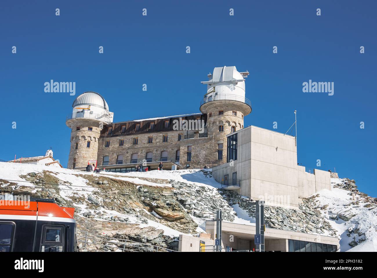 Observatorium und Hotel am Mount Gornergrat. Landschaft des Hotelgebäudes und des Matterhorns. Stockfoto