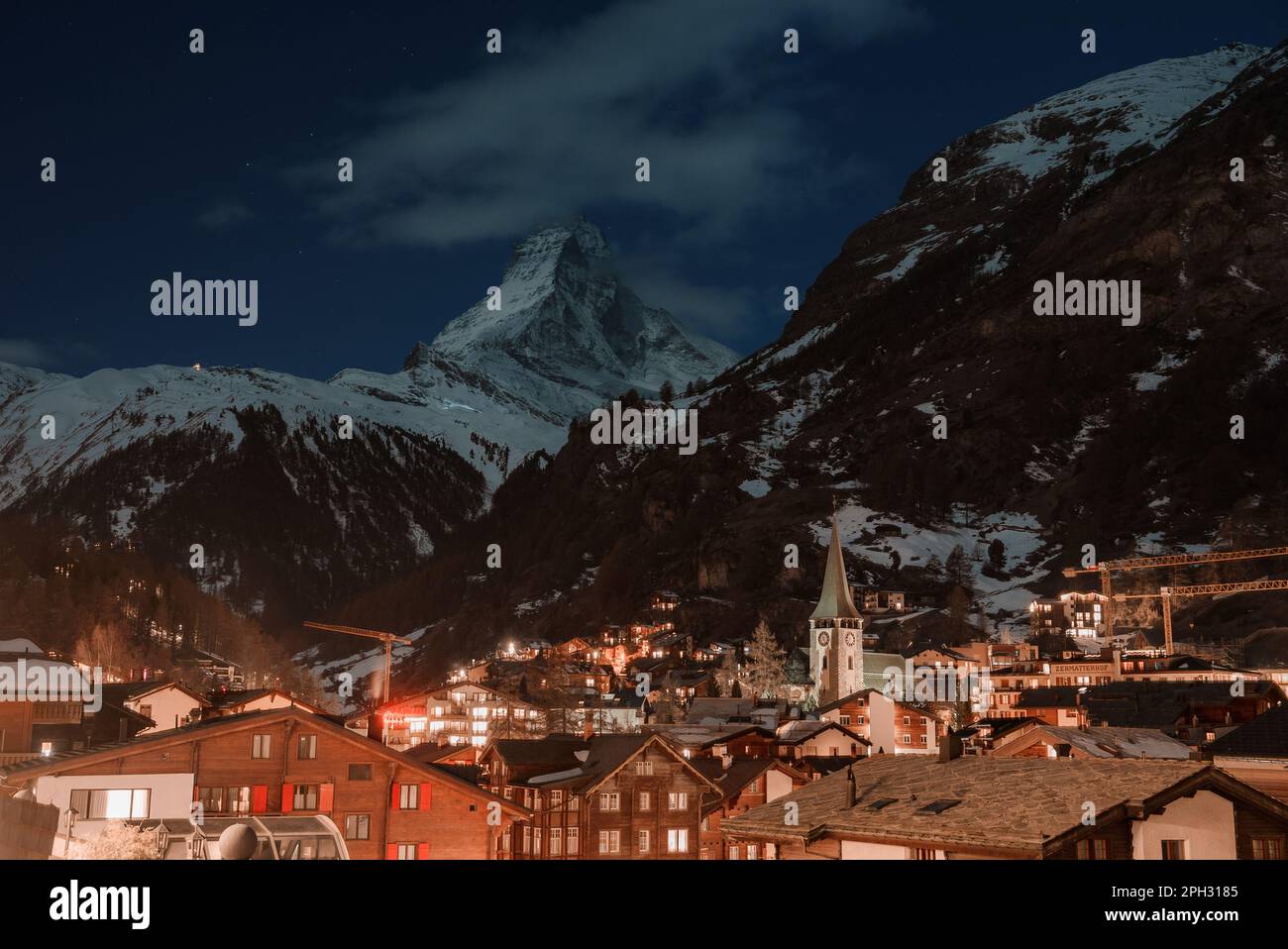 Malerischer Sonnenaufgang oder Sonnenuntergang auf dem Matterhorn - einem der berühmtesten und ikonischsten Schweizer Berge Stockfoto
