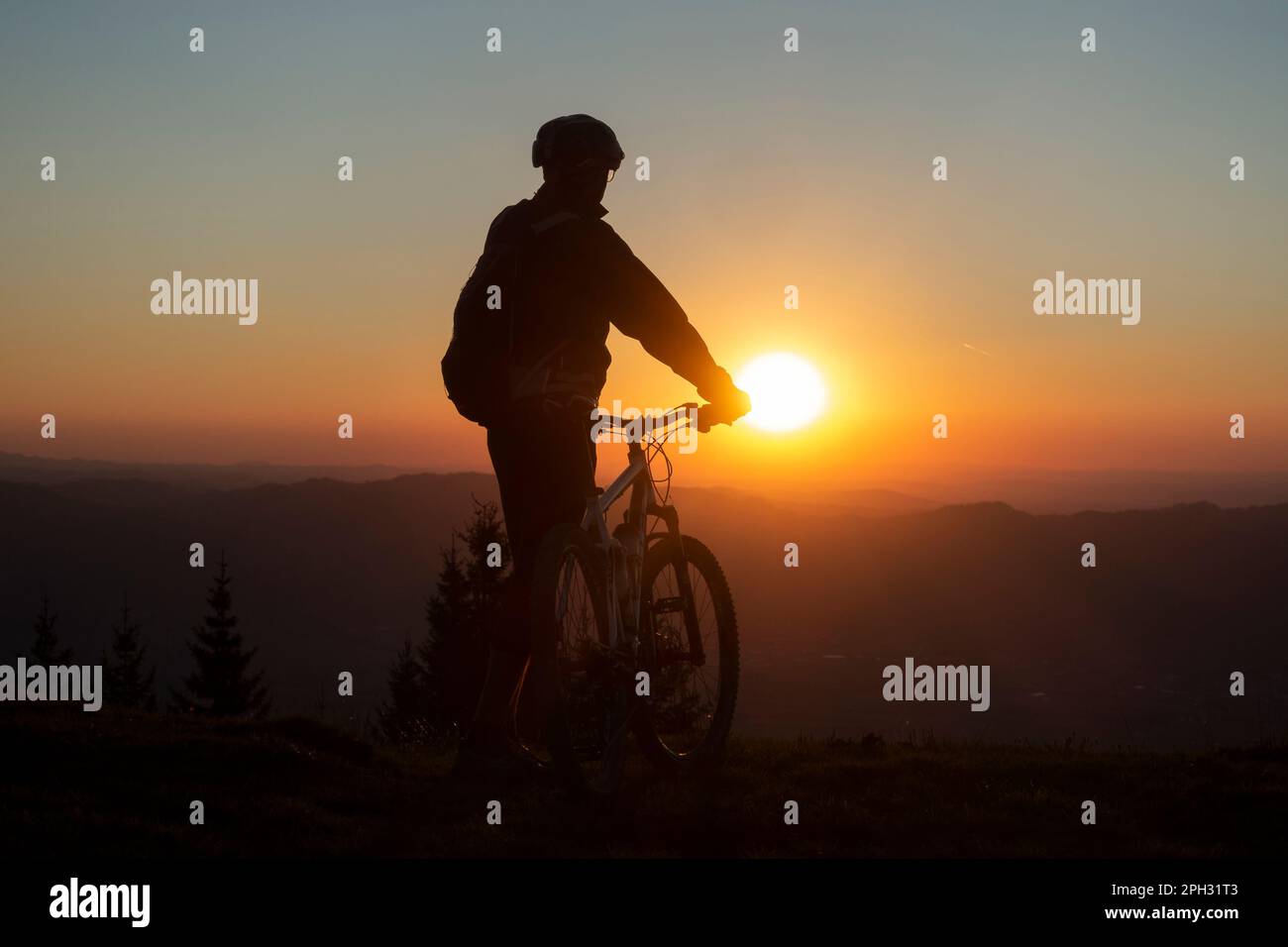 Silhouette eines Mountainbikers in Richtung eines wunderbaren Sonnenuntergangs Stockfoto