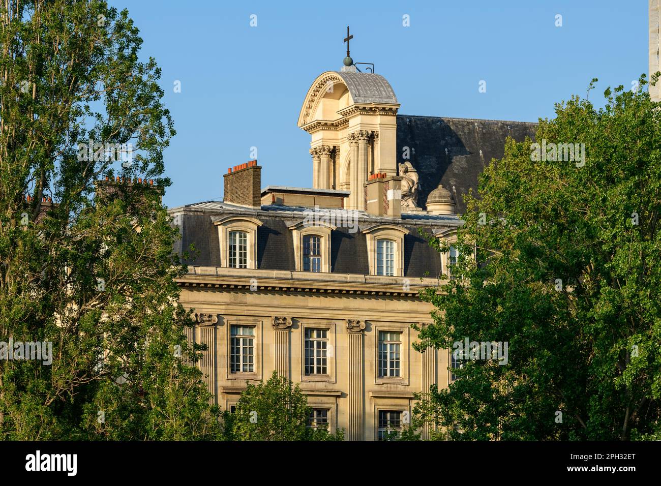 Dieses Landschaftsfoto wurde in Europa, in Frankreich, auf der ile de France, in Paris, im Sommer aufgenommen. Wir sehen das Rekrutierungsbüro der Stadt Paris unter Stockfoto