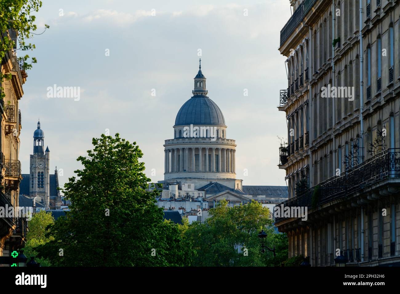 Dieses Landschaftsfoto wurde in Europa, in Frankreich, auf der ile de France, in Paris, im Sommer aufgenommen. Wir sehen das Pantheon unter der Sonne. Stockfoto