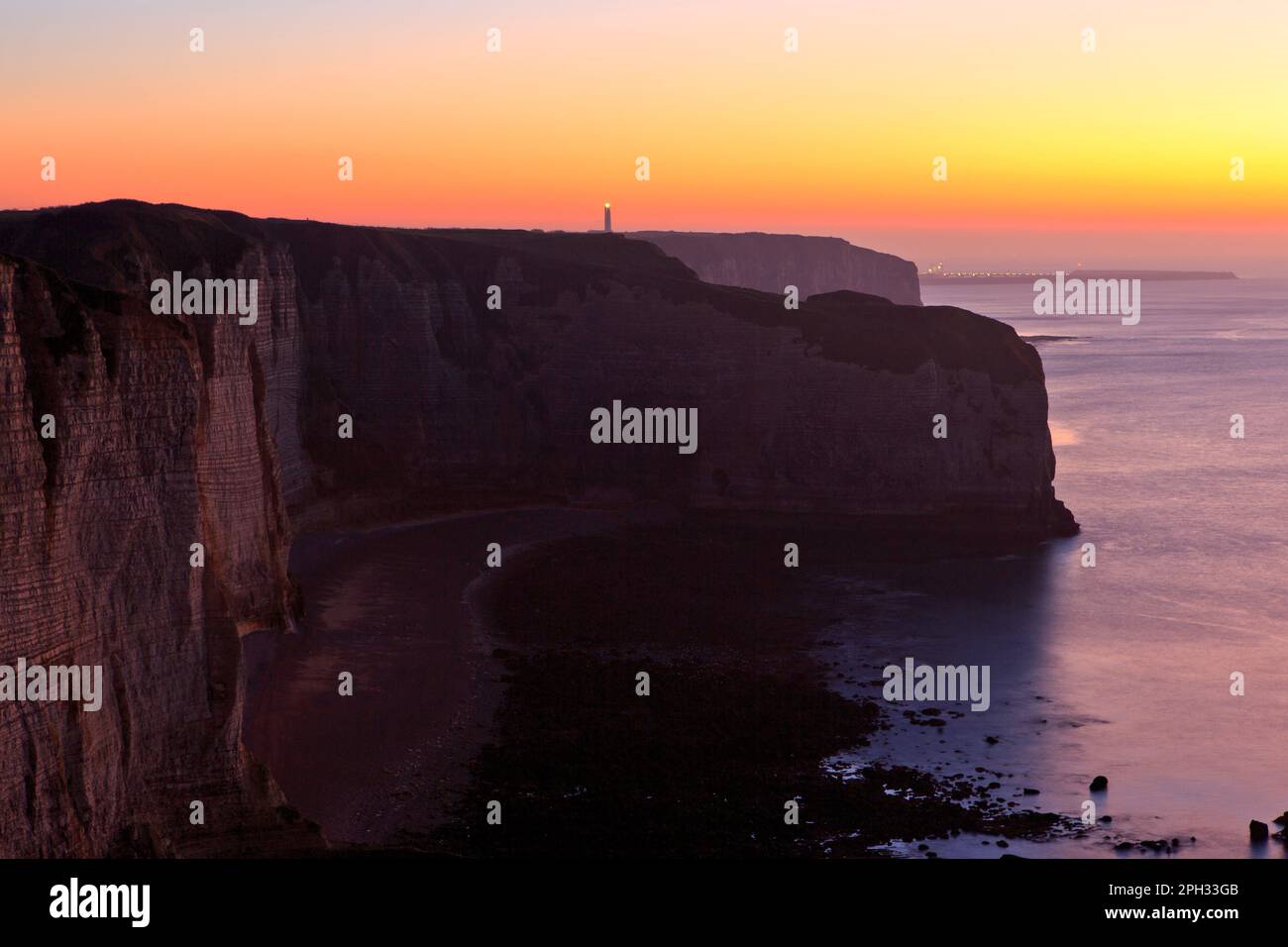 Panoramablick über den Leuchtturm von Antifer und die Kreidefelsen von Etretat (seine-Maritime) in der Normandie, Frankreich bei Sonnenuntergang Stockfoto